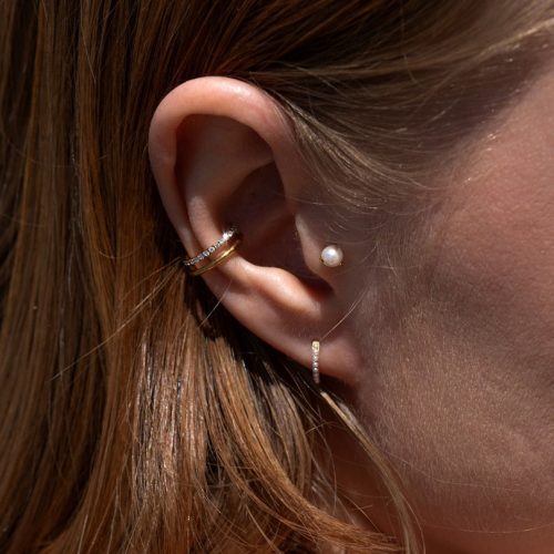 Titán karika kifelé néző gyöngyökkel (arany szín)